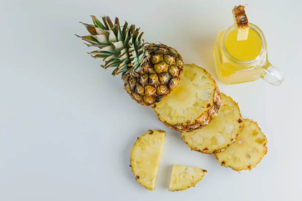 Mengonsumsi Buah Nanas