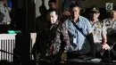 Terdakwa dugaan korupsi proyek E-KTP Setya Novanto masuk persidangan di Pengadilan Tipikor, Jakarta, Rabu (20/12). Sidang beragendakan pembacaan eksepsi dakwaan oleh kuasa hukum Setya Novanto. (Liputan6.com/Helmi Fithriansyah)