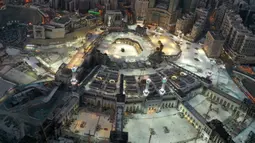 Pandangan dari udara menunjukkan suasana Masjidil Haram di Kota Suci Mekkah, Arab Saudi, 24 Mei 2020. Masjid yang berlokasi di pusat Kota Mekkah ini merupakan tujuan utama dalam ibadah haji. (STR/AFP)