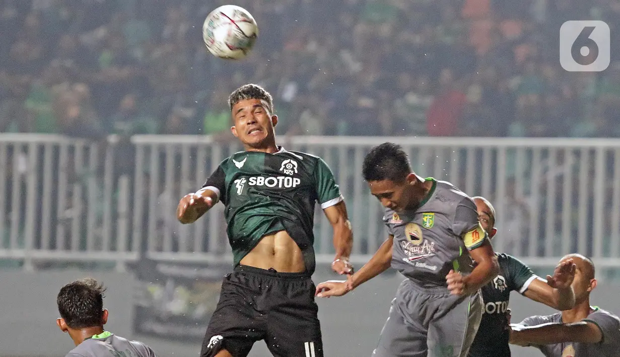 Pemain tengah Persikabo 1973, Gustavo Tocantins (kedua kiri) berebut bola atas dengan pemain Persebaya Surabaya pada lanjutan pekan pertama BRI Liga 1 Indonesia 2022-2023 di Stadion Pakansari, Kabupaten Bogor, Senin (25/7/2022). Laga Persikabo 1973 melawan Persebaya Surabaya berlangsung sengit dan terlibat saling serang antar kedua tim. (Liputan6.com/Helmi Fithriansyah)
