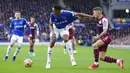 Pemain Everton Yerry Mina (kiri) berebut bola dengan pemain Aston Villa Lucas Digne pada pertandingan sepak bola Liga Inggris di Stadion Goodison Park, Liverpool, Inggris, 22 Januari 2022. Aston Villa menang dengan skor 1-0. (AP Photo/Jon Super)