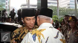 Presiden Jokowi disambut Plt. Ketua KPK Taufiqurachman Ruki saat tiba di Gedung KPK , Jakarta, Kamis (9/7/2015). KPK menggelar buka puasa bersama yang dihadiri oleh sejumlah pejabat negara. (Liputan6.com/Helmi Afandi)