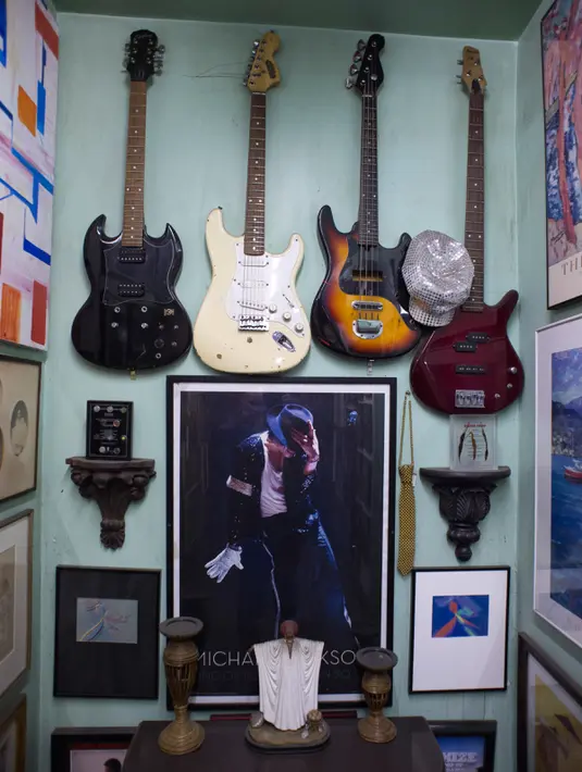 Gitar dan poster yang menjadi barang koleksi di galeri “Treasure in the Trash”, New York, 27 Februari 2016. Koleksi di museum sampah yang didirikan mantan pekerja sanitasi New York, Nelson Molina, sepenuhnya terdiri dari barang buangan (Don Emmert/AFP)