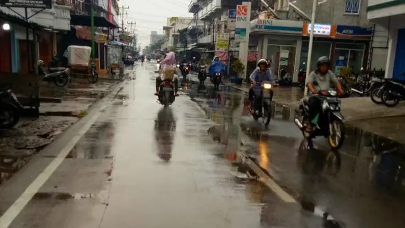 Jalanan di Selatpanjang, Kepulauan Meranti, Riau yang baru saja diguyur hujan intensitas hujan.