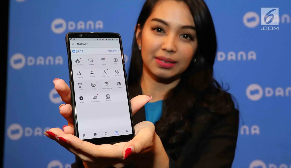 Seorang wanita menunjukkan layanan DANA di Jakarta, Rabu(21/3). DANA, Dompet Digital Indonesia merupakan sebuah layanan dari perusahaan rintisan (start up) di bidang teknologi finansial. (Liputan6.com/Angga Yuniar)