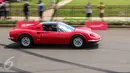 Pembalap memacu mobil Ferrari klasik saat mengikuti Ferrari Festival of Speed di BSD City, Tangerang Selatan, Minggu (23/04). Acara ini diselenggarakan dalam rangka memperingati ulang tahun Ferrari yang ke-70. (Liputan6.com/Fery Pradolo)