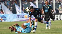 Kiper Persipura, Panggih Prio Sembodho menyelamatkan bola pada laga kontra PSIS Semarang, Sabtu (1/12/2018) di Stadion M. Soebroto, Magelang. (Bola.com/Vincentius Atmaja)