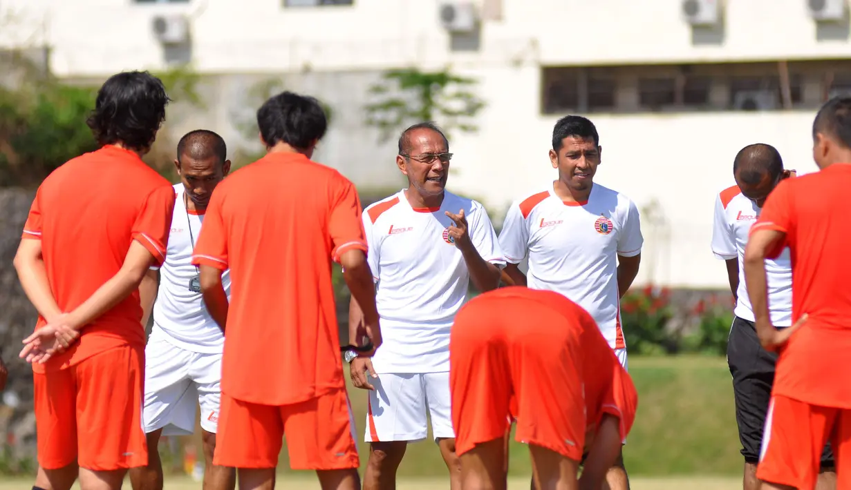 Pelatih Persija, Bambang Nurdiansyah, memberikan pengarahan kepada pemain Persija saat menggelar latihan di Lapangan Kusuma Agrowisata, Batu, Malang, Rabu (4/11/2015). (Bola.com/Kevin Setiawan)