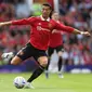 Cristiano Ronaldo membela Manchester United (MU) pada laga uji coba melawan Rayo Vallecano di Old Trafford, Minggu (31/7/2022). (AFP/Nigel Roddis)