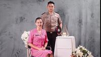 Kezia Warouw berfoto bersama suami dalam balutan seragam Bhayangkari. (dok. Instagram @keziawarouw/https://www.instagram.com/p/BsKLo7UArm4/Dinny Mutiah)
