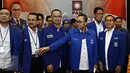Ketua Umum PAN Zulkifli Hasan (kedua kanan) bersama jajaran PAN lainnya usai Rakernas di Hotel Mercure, Jakarta, (29/5). Rakernas tersebut, peserta membahas dua hal, yakni internal dan eksternal PAN. (Liputan6.com/Immanuel Antonius)