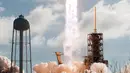 Falcon Heavy milik SpaceX meluncur saat penerbangan uji coba di Kennedy Space Center di Florida (6/2). Tesla Roadster tersebut berpenumpang manekin berpakaian astronot yang duduk di kursi pengemudi. (AFP/Jim Watson)