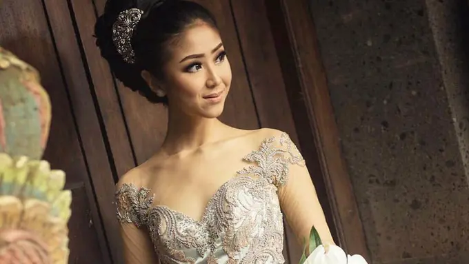 FOTO: Gaya Putu Ayu Saraswati saat Pakai Kebaya, Anggun dan Menawan