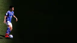 Pemain Timnas Jepang, Wataru Endo mengontrol bola saat laga Grup E Piala Dunia 2022 melawan Kosta Rika di Ahmad Bin Ali Stadium, Al-Rayyan, Qatar, 27 November 2022. (AFP/Adrian Dennis)