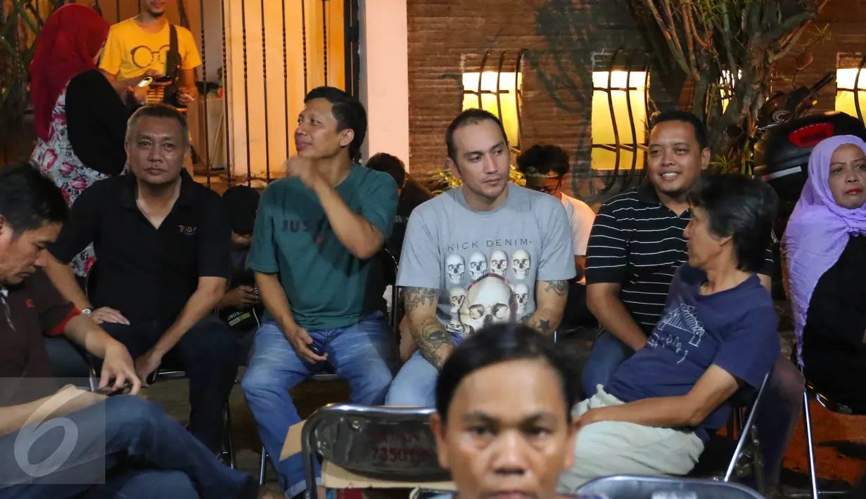 Kerabat dan teman berkumpul di rumah duka Mike Mohede di kawasan Bintaro, Tangsel, Minggu (31/7). Di usia 32 tahun, Mike Mohede menghembuskan napas terakhirnya pasca mengalami serangan jantung. (Liputan6.com/Angga Yuniar)