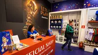 Pengunjung membeli suvenir bola resmi Piala Dunia 2018 di toko resmi FIFA World Cup 2018 yang dibuka di Central Children's Store di Moskow (18/12). Piala Dunia 2018 di Rusia akan berlangsung pada 14 Juni - 15 Juli tahun depan. (AFP Photo/Mladen Antonov)