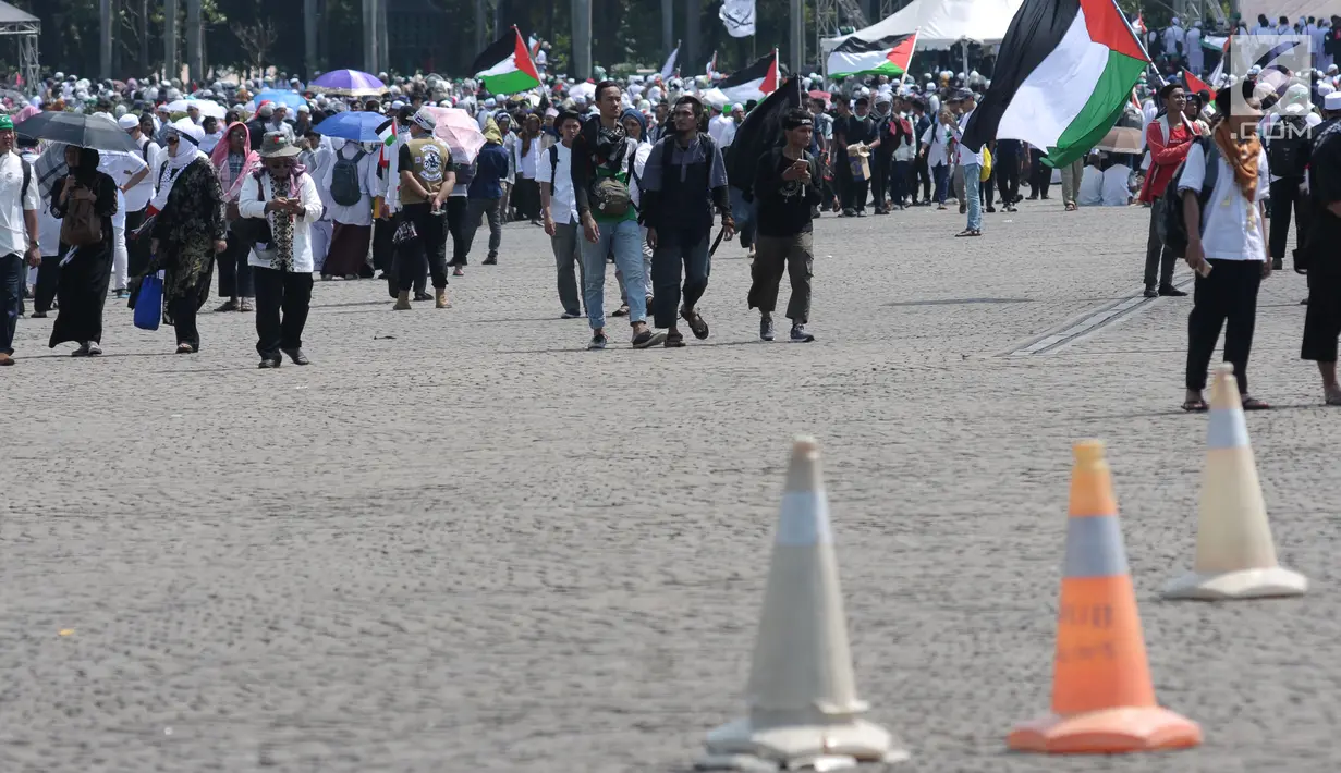 Peserta aksi berjalan meninggalkan halaman Monumen Nasional, Jakarta, Jumat (11/5). Ribuan umat muslim melakukan aksi menyoroti konflik Palestina dan Israel pada perebutan bangunan suci atau Baitul Maqdis di Yerusalem. (Liputan6.com/Helmi Fithriansyah)