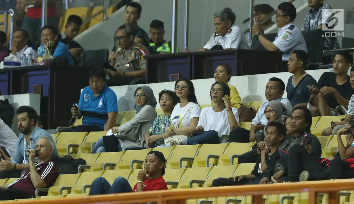 Artis Ariel Tatum (tengah) duduk di tribun menyaksikan laga Persija melawan Sriwijaya FC pada lanjutan Liga 1 Indonesia di Stadion Wibawa Mukti, Cikarang Kab Bekasi, Jumat (16/6). Persija unggul 1-0. (Liputan6.com/Helmi Fithriansyah)