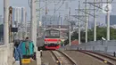 <p>Rangkain KRL Commuter Line bersiap menuju Stasiun Manggarai, Jakarta, Minggu (26/9/2021). Jalur layang (elevated track) KRL Bogor Line di Stasiun Manggarai yang terdiri dari empat peron bagi penumpang kereta relasi tujuan Jakarta-Bogor. (Liputan6.com/Herman Zakharia)</p>