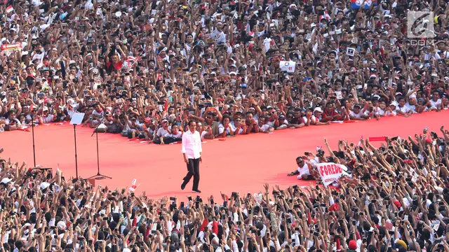 Sambil Berlari, Jokowi Sapa Ribuan Pendukung di Stadion GBK