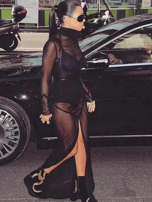 Menurut penuturan seorang sumber, Kourtney menolak lamaran Scott Dissick lantaran pria itu hanya sekedar mengajaknya tanpa ada cincin pengikat. Ketiadaan cincin saat itu kabarnya jadi alasan Kourtney menolak. (doc.dailymail.com)