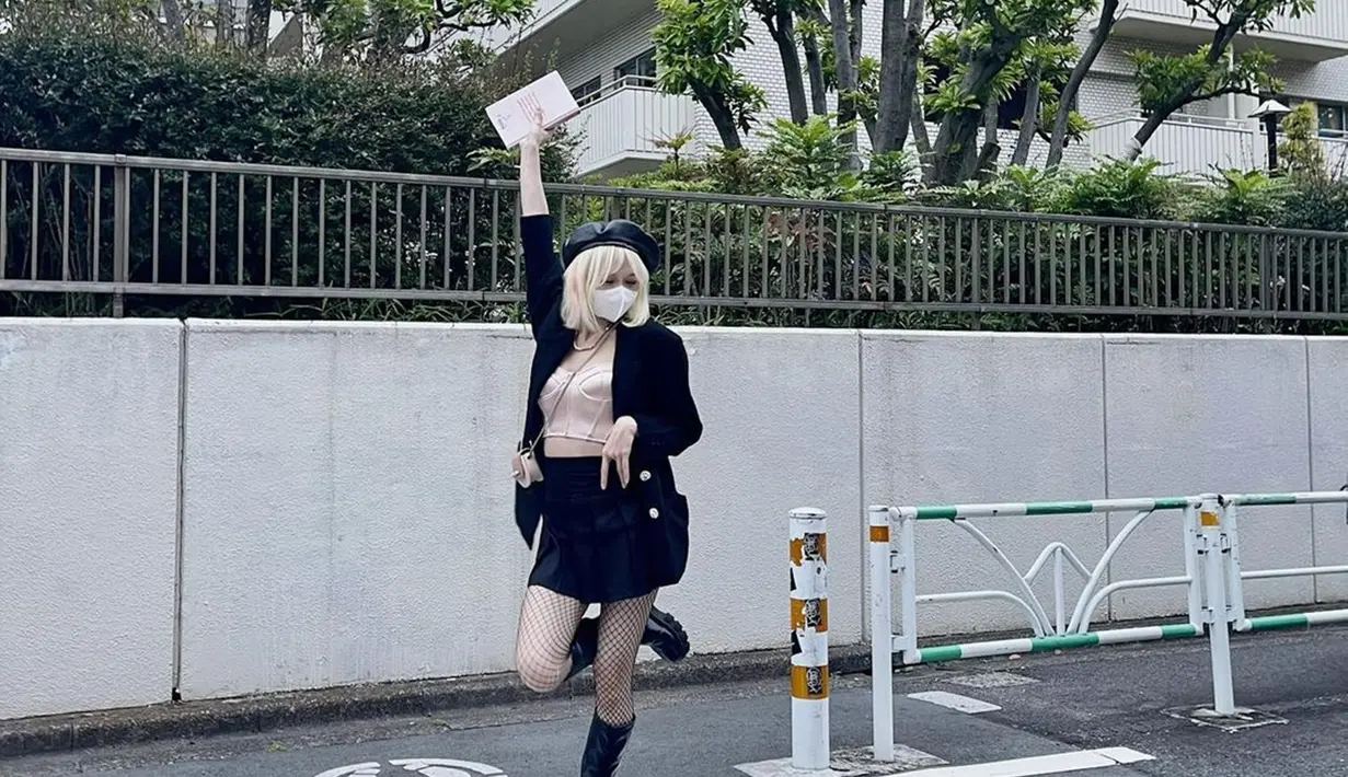 Member JKT48 kelahiran 16 Januari 1999 ini sangat ceria di setiap aktivitasnya. Seperti terlihat sumringah saat berada di jalan raya. Gaya kece Feni saat terlihat bahagia di jalan raya ini membuat fans kian terpesona dengan penampilan perempuan yang gabung JKT48 pada 2014. (Liputan6.com/IG/@jkt48feni)