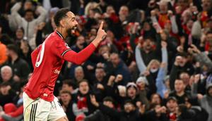 Penyerang Manchester United asal Brasil #10, Matheus Cunha, merayakan gol pembuka yang membawa timnya unggul 1-0 dalam pertandingan Liga Inggris antara Manchester United dan Brighton and Hove Albion di Old Trafford, Manchester, Inggris barat laut, pada 25 Oktober 2025. (Oli SCARFF/AFP)
