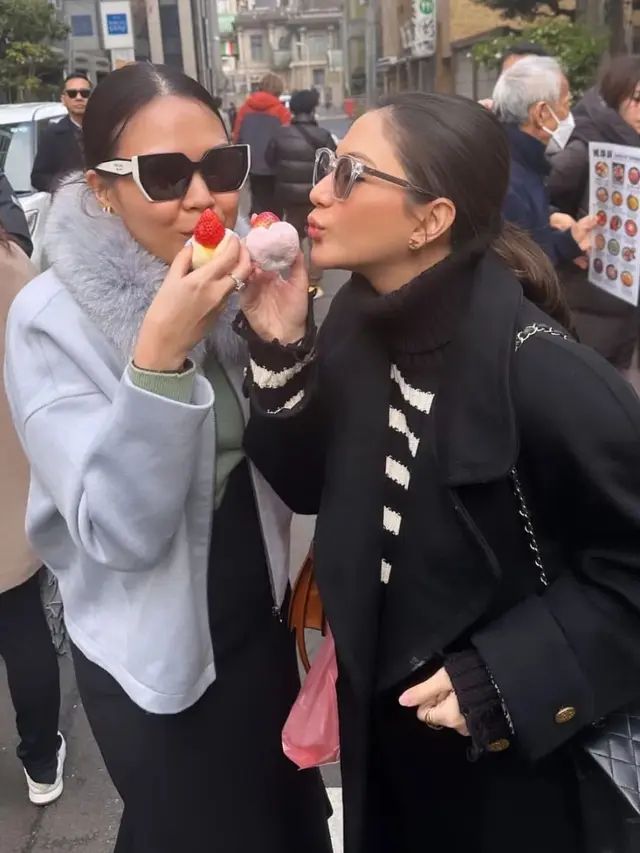 8 Gaya Kompak Jessica Mila Kenakan Outfit Musim Dingin Bersama Kakak Ipar dan Ibu Mertua Saat Liburan di Jepang