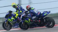 Pebalap Movistar Yamaha, Maverick Vinales, hampir bertabrakan dengan rekan setimnya, Valentino Rossi,  pada sesi kualifikasi kedua MotoGP Austin, Sabtu (22/4/2017) atau Minggu (23/4/2017) WIB. (Crash)