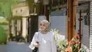 Kombinasi tunik dengan detail kerah Korea warna putih yang dipadukan dengan rok plisket warna senada bersama hijab warna  cokelat pastel tak kalah menarik untuk ditiru, Simpel tapi feminin! (Instagram/biancakartika).