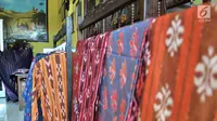 Tenun ikat dipajang di salah satu industri rumahan di Desa Bandar Kidul, Kediri, Jawa Timur, Sabtu (29/9). Tenun ikat Bandar Kidul memiliki motif ceplok, tirto, dan goyor dengan bahan dari sutra, semi sutra, dan katun. (Merdeka.com/Iqbal Nugroho)