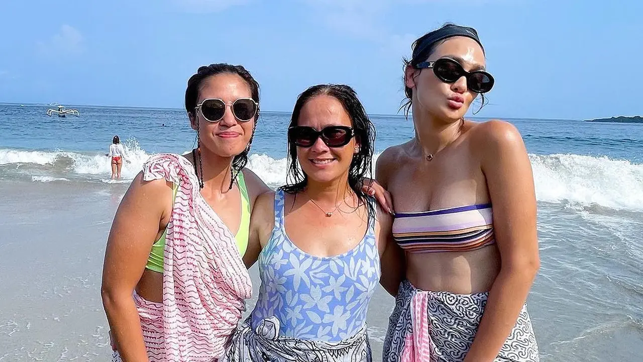 Luna Maya di pantai (Instagram/lunamaya)