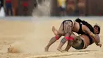Dua wanita adat sedang bergulat dalam pertandingan yang disebut Huka Huka pada Olimpiade bagi Masyarakat adat, Palmas, Brasil, (30/10/2015). Sekitar 48 etnik yang akan terdiri atas empat ribu atlet ikut dalam Olimpiade ini. (REUTERS/Ueslei Marcelino)