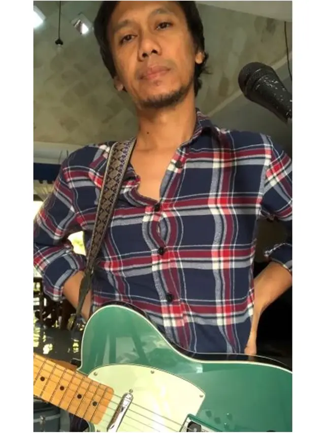 6 Potret Eross Candra Sheila On 7 dan Gitarnya yang Dilelang untuk Donasi Palestina