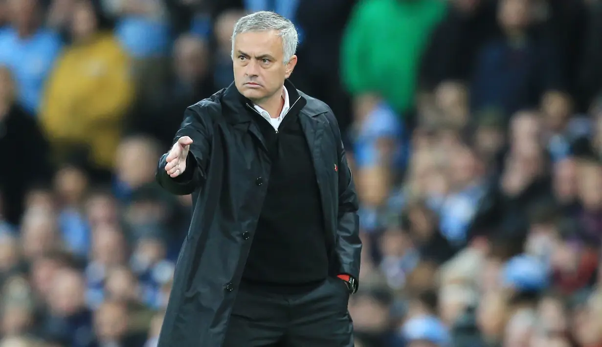 Pelatih MU, Jose Mourinho menginstruksikan pemainnya saat melawan Manchester City di Liga Inggris di Stadion Etihad pada 11 November 2018. Mourinho sendiri akan menjalani ujian pertama bersama Tottenham dengan bertandang ke markas West Ham United di laga Liga Inggris. (AFP/Lindsey Parnaby)