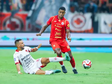 Pemain Persija Jakarta, Alan Cardoso, berusaha melewati pemain Bali United, Mirza Mustafic, dalam lanjutan BRI Super League 2025/2026 di Jakarta International Stadium (JIS), Minggu (14/9/2025) malam WIB. (Bola.com/M Iqbal Ichsan)