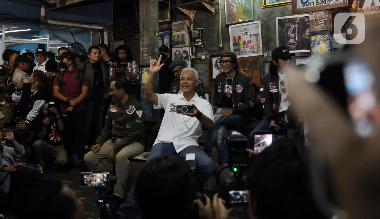 Grup bang yang terdiri atas vokalis Akhadi Wira Satriaji (Kaka), drummer Bimo Setiawan Almachzumi (Bimbim), basis Ivan Kurniawan Arifin alias Ivan, dan gitaris Muhammad Ridwan Hafiedz (Ridho) menyatakan dukungannya hanya 25 hari menjelang pemungutan suara Pemilu 2024. (merdeka.com/Imam Buhori)
