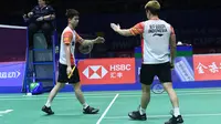 Ganda putra Indonesia, Marcus Gideon (kanan) dan Kevin Sanjaya berselebrasi usai memenangkan satu poin atas Lee Yang dan Wang Chi-Lin (Chinese Taipei) pada babak perempat final Piala Sudirman 2019 di Nanning, China, Jumat (24/5/2019). Kevin/Marcus menang dua gim langsung 21-17, 21-17 (WANG ZHAO/AFP)