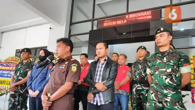 Kejaksaan Negeri Kabupaten Cianjur saat press rilis kasus dugaan tindak pidana korupsi kegiatan pemasangan Penerangan Jalan Umum (PJU) pada Dinas Perhubungan Kabupaten Cianjur. (Liputan6.com/Fira Syahrin).