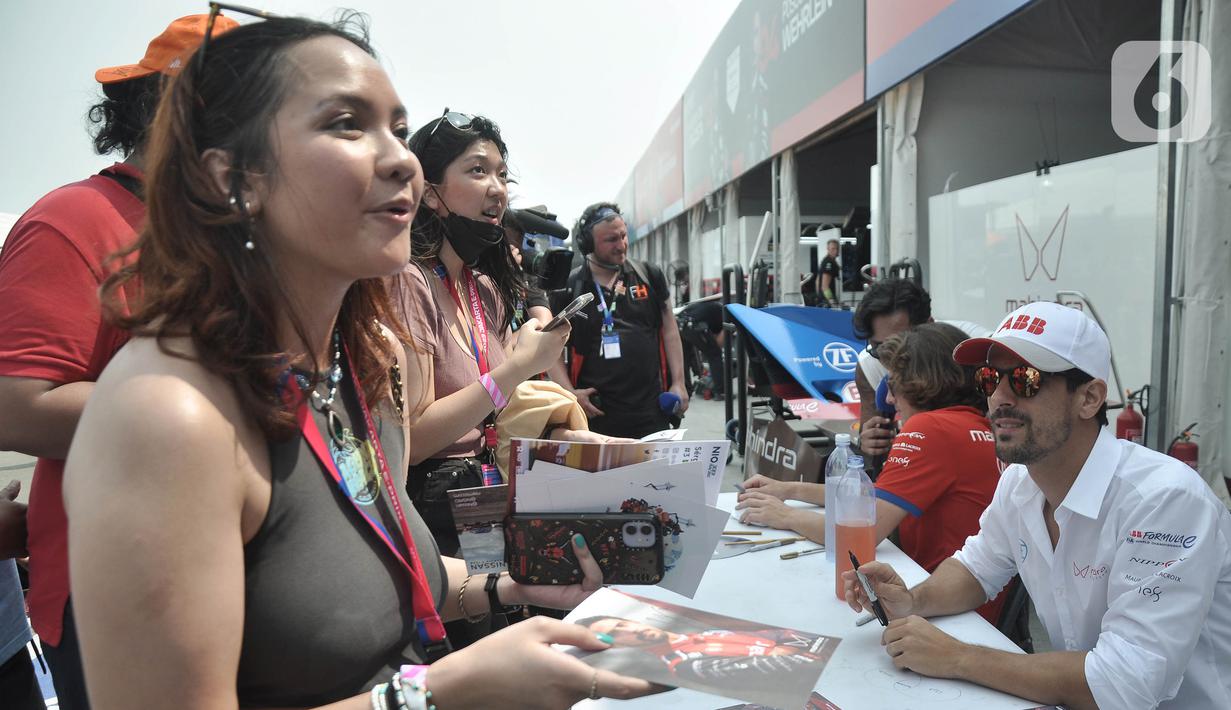 Fans meminta tanda tangan pembalap Formula E di Jakarta International E-Prix Circuit (JIEC), Ancol, Jakarta Utara, Sabtu (3/6/2023). (merdeka.com/Iqbal S. Nugroho)