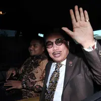 Pengacara Hotma Sitompul meninggalkan Gedung KPK usai menjalani pemeriksaan, Jakarta, Rabu (8/11). Hotma diperiksa terkait kasus dugaan korupsi KTP Elektronik. (Liputan6.com/Helmi Fithriansyah)