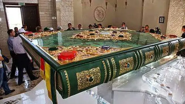 Potret Al-quran raksasa berlapiskan emas dan perak di Kazan, Rusia