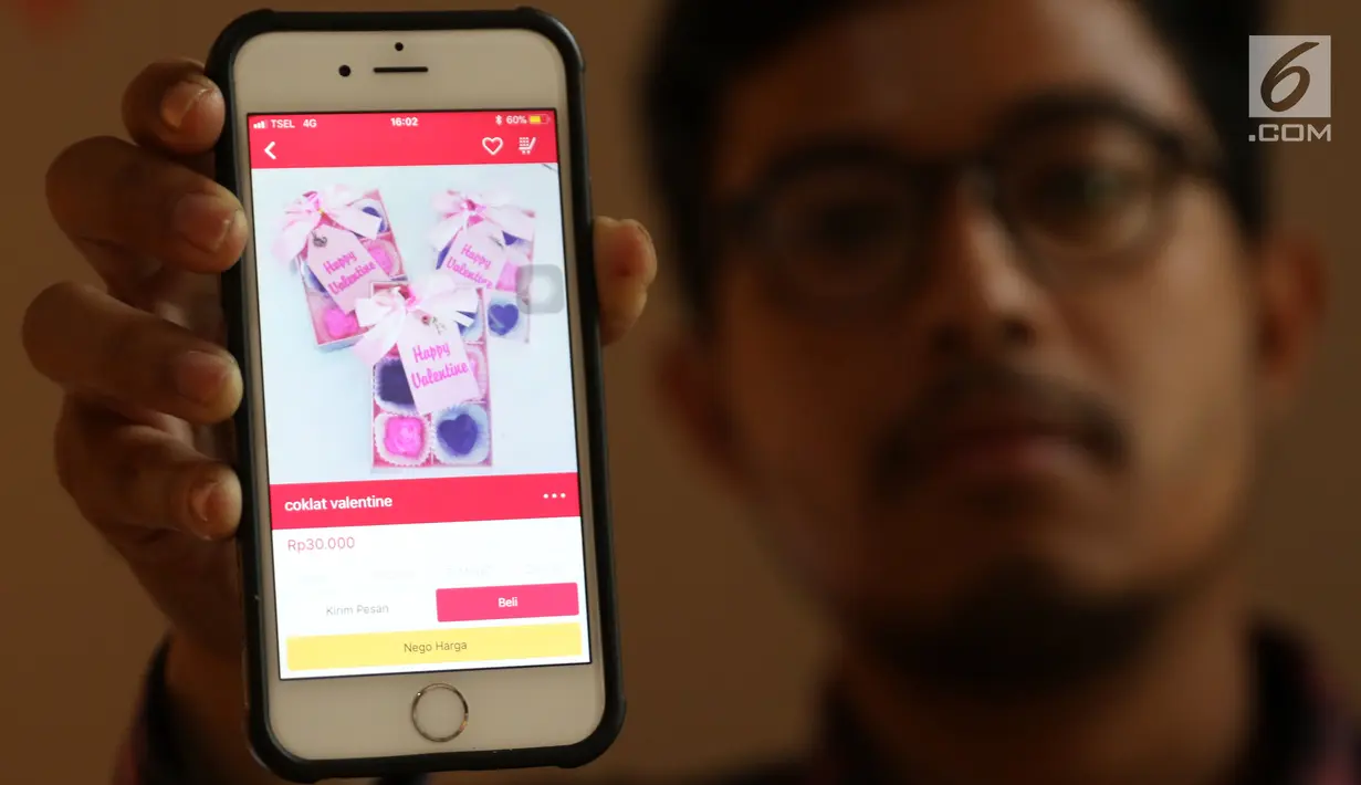 Pelanggan menunjukkan jenis cokelat yang dijual di situs belanja online, Jakarta, Rabu (14/2). Tradisi memberi cokelat di Hari Valentine menyebabkan barang tersebut menjadi yang paling dicari setiap tanggal 14 Februari. (Liputan6.com/Immanuel Antonius)