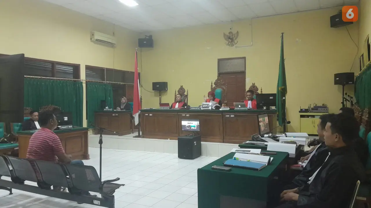 Sidang lanjutan perkara dugaan penggelapan yang mendudukkan Andi Norma (65) sebagai terdakwa kembali digelar di Pengadilan Negeri Sengkang, Kabupaten Wajo, Sulsel (Liputan6.com/ Eka Hakim)