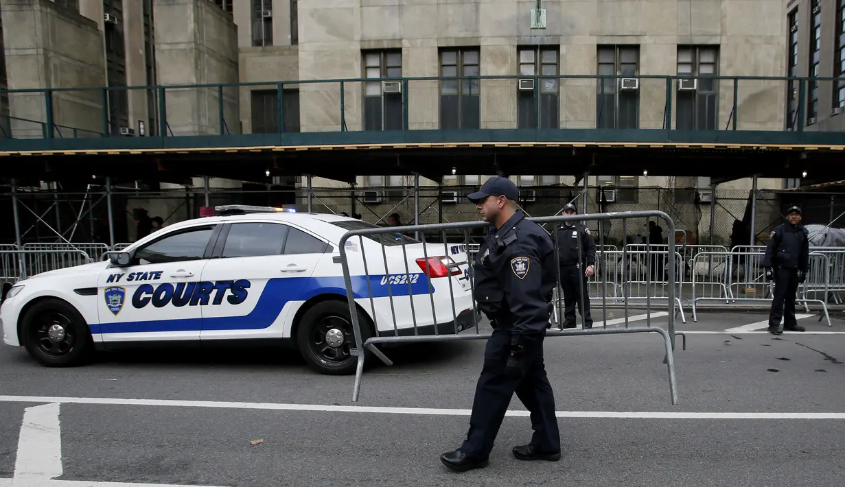 Petugas polisi New York mendirikan barikade di luar kantor Kejaksaan Distrik Manhattan di New York City, Senin (3/4/2023).  (Photo by Leonardo Munoz / AFP)