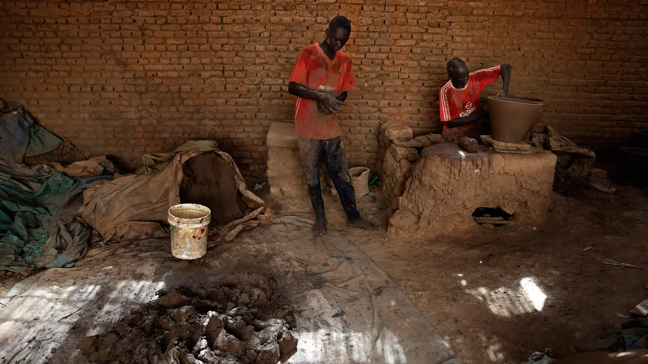 Potret Pembuat Pot Tanah Liat di Sudan