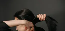 Low sleek ponytail dikenal sebagai gaya rambut yang sederhana tetapi mampu memberi kesan elegan dan modern (Sumber: Pexels.com)