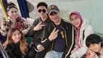 Tidak hanya berdua, Athalla Naufal, Vania Athabina, dan Ibunda Venna Melinda juga ikut liburan akhir tahun di Hongkong. Sejak resmi menikah, pasangan yang terpaut usia 5 tahun memang sering habiskan waktu bersama. Bak ayah kandung, Ferry Irawan juga sudah sangat dekat dengan anak-anak Venna Melinda. Selalu pamer kemesraan, netizen ikut terkejut mendengar tindak KDRT yang dilakukan Ferry Irawan belum lama ini. (Liputan6.com/IG/@ferryirawanreal)