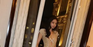 Jennie BLACKPINK tampil memukau dalam gaun nude ilusi berhiaskan manik-manik saat menghadiri peragaan busana haute couture Jean Paul Gaultier untuk musim semi 2025 pada hari Rabu lalu. [@jennierubyjane].
