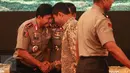 Kepala BNN Komjen Budi Waseso menyapa Kabareskrim Komjen Pol Ari Dono Sukmanto saat menghadiri pengarahan Presiden Jokowi kepada Kapolda dan Kepala Kejaksaan Tinggi se-Indonesia, di Istana Negara, Jakarta, Selasa (18/7). (Liputan6.com/Faizal Fanani)
